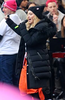 Archivo:Madonna at Women's March in Washington (cropped)2