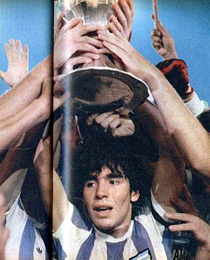 Archivo:Maradona trophy u20