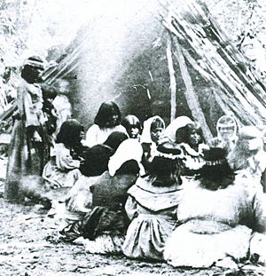 Archivo:Miwok-Paiute ceremony in 1872 at current site of Yosemite Lodge