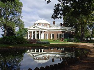 Archivo:Monticello reflected