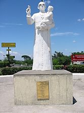 Archivo:Monumento a Monseñor Romero