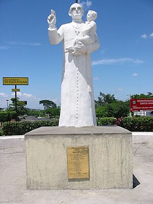 Archivo:Monumento a Monseñor Romero