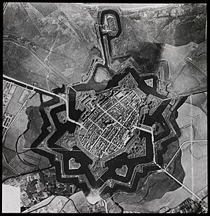Archivo:NIMH - 2011 - 3706 - Aerial photograph of Naarden, The Netherlands