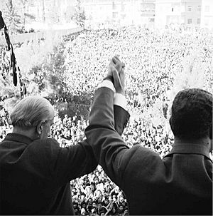 Archivo:Nasser and Quwatli clasp hands