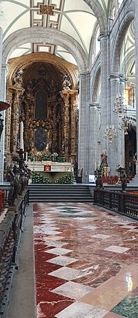 Archivo:Nave and Altar of Kings - Metropolitan Cathedral of Mexico City - Mexico 2024