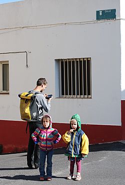 Archivo:Openstreetmap mapping streets with family on el hierro island