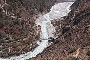 Archivo:Pangboche, Imja Khola River, Nepal
