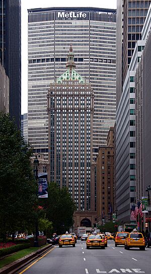 Archivo:Park Avenue directly heading for Helmsley Building and Met Life Building