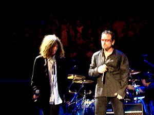 Archivo:Patti Smith and Bono at the Madison Square Garden