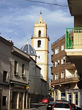 Archivo:Pinós. Església des del Mercat