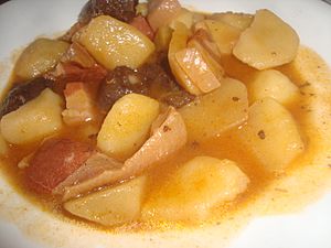 Archivo:Plato de patata gruesa, un estofado de patatas cocinadas con embutidos de orza (Venta de la Montalbana, Ares, España)