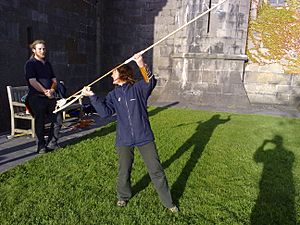 Archivo:Poised to launch a dart from an atlatl
