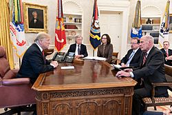 Archivo:President Trump Holds a Meeting in the Oval Office (32007462457)