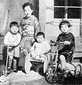 Archivo:Princess Mikasa and her children