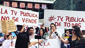 Archivo:Protest outside TVN Santiago (20200116 01)
