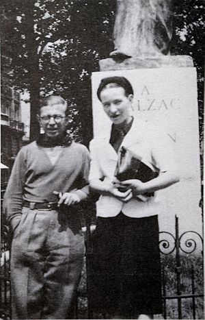 Archivo:Sartre and de Beauvoir at Balzac Memorial