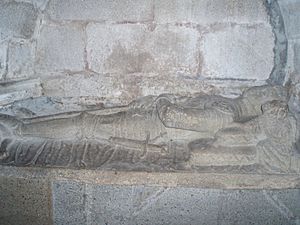 Archivo:Sepulcro gótico en una de las capillas de la cabecera