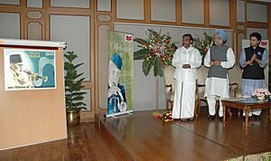 Archivo:The Prime Minister, Dr. Manmohan Singh releasing a commemorative postage stamp on Shehnai Maestro Ustad Bismillah Khan, in New Delhi on August 21, 2008