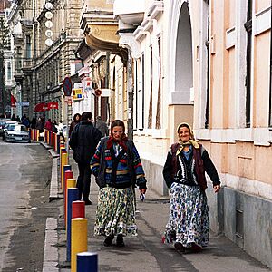 Archivo:Two Gypsies in Cluj-Napoka, Romania