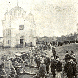 Archivo:Zapleneti turski topovi od strana na srpskata vojska pred crkata vo Kumanovo, Balkanska vojna, 1912