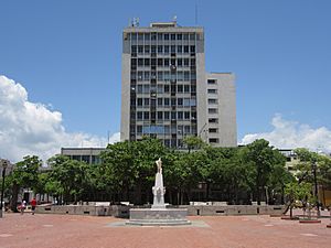 Archivo:2018 Santa Marta (Colombia) - Edificio de los Bancos en el Parque Simón Bolívar