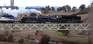 Archivo:ACT ARHS Garratt loco 6029 on Queanbeyan River bridge 3 Sept 2014