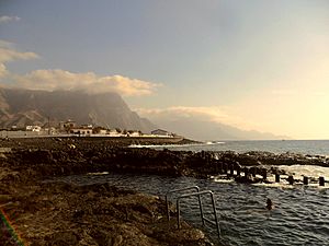 Archivo:Acantilado marino de Faneque, isla Canaria de Gran Canaria, municipio de Agaete.