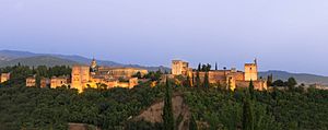 Archivo:Alhambra at dusk