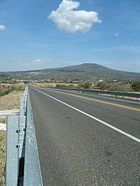 Archivo:Autopista Morelia Salamanca a la altura de Uriangato