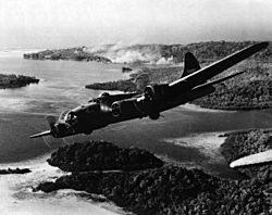 Archivo:B-17 bombing japanese positions on Gizo Island, Solomon Islands