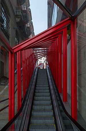 Archivo:Base of the Vigo Vertical escalator at Porta do Sol, Galicia, Spain (PPL1-Corrected) julesvernex2