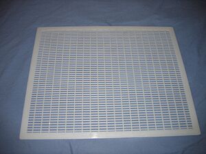 Archivo:Beekeeping queen excluder