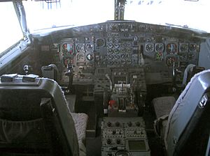 Archivo:Boeing 737 cockpit