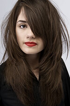 Archivo:Brunette red lipstick