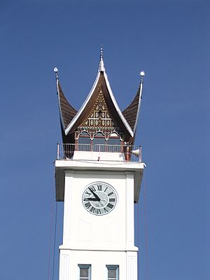 Archivo:Bukittinggi Torre del Reloj Techo