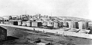 Archivo:Bundesarchiv Bild 183-R00738, Baku, Erdöl-Tanks