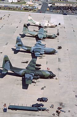 Archivo:C-130s from four nations at Pope AFB 1987