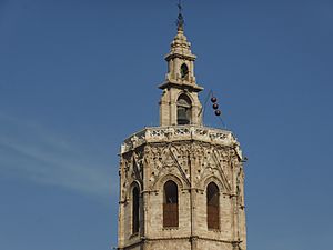 Archivo:Catedral de Valencia, Torre del Miguelete o Micalet, con semáforo óptico de señales. Valencia, España