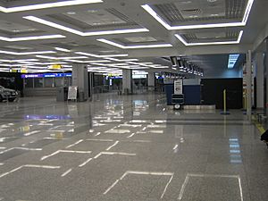 Archivo:Check-in area at Terminal 2 in Belgrade Airport