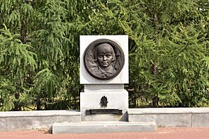 Archivo:Chelyabinsk. Historical and memorial complex Square of pioneers-heroes. Obelisk of Zina Portnova