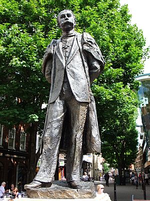 Archivo:Edward Elgar statue, Worcester, England - DSCF0692