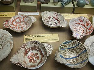 Archivo:Escudelles d'orelletes amb decoració d'obra daurada a reflex metàl·lic de Manises o Paterna, Xàbia, Museu Soler Blasco