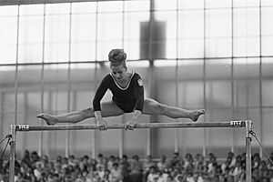 Archivo:Europese turnkampioenschappen, Vera Caslavska aan de brug, Bestanddeelnr 920-3573