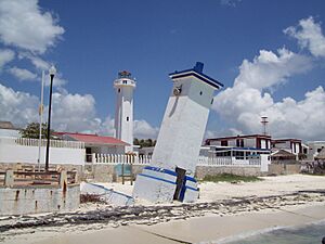 Archivo:Faro inclinado Pto.Morelos