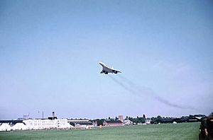 Archivo:First Concorde at Farnborough - geograph.org.uk - 94175