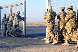 Archivo:Gate closing Iraq-Kuwait border