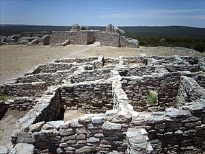 Archivo:Gran Quivira Ruins in Salinas Pueblo Mission National Monument, New Mexico