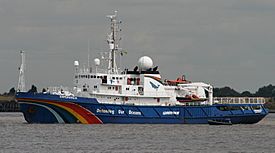 Archivo:Greenpeace ship "Esperanza" off Gravesend