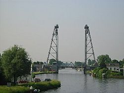 Hefbrug over de Gouwe bij Alphen aan den Rijn.jpg