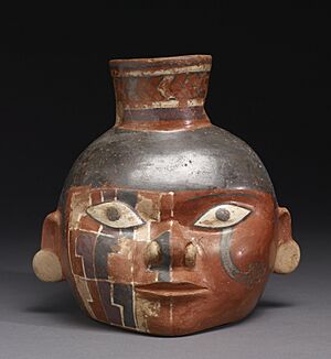 Archivo:Huari - Head Pot with Painted Design - Walters 482849